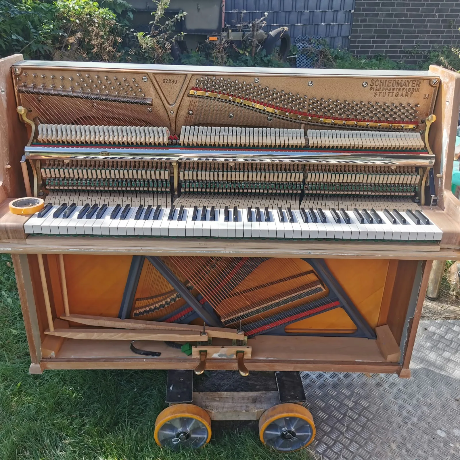 Geöffnetes Schiedmayer-Klavier mit sichtbarer Mechanik auf Transportrollen