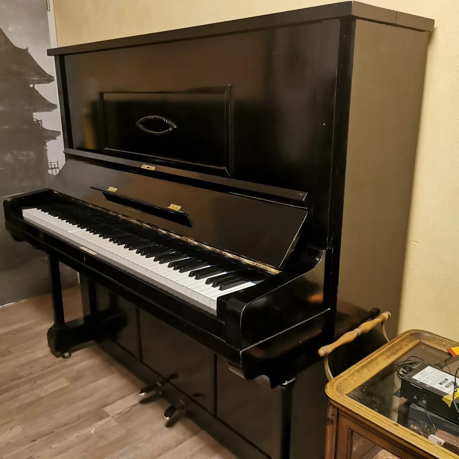 Schwarzes Klavier im Raum an der Wand