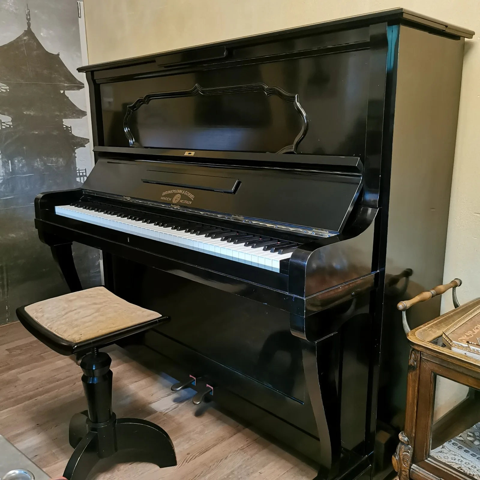 Schwarzes Klavier von Brinkmann & Goebel mit Klavierhocker