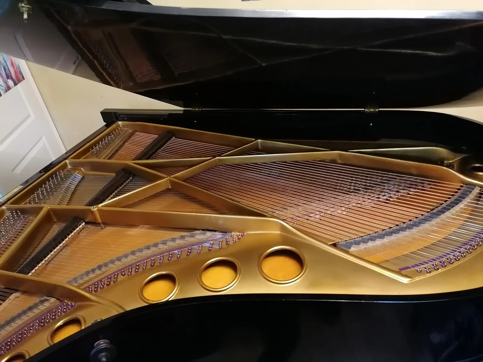 Goldene Gussplatte und Resonanzboden eines geöffneten Flügels
