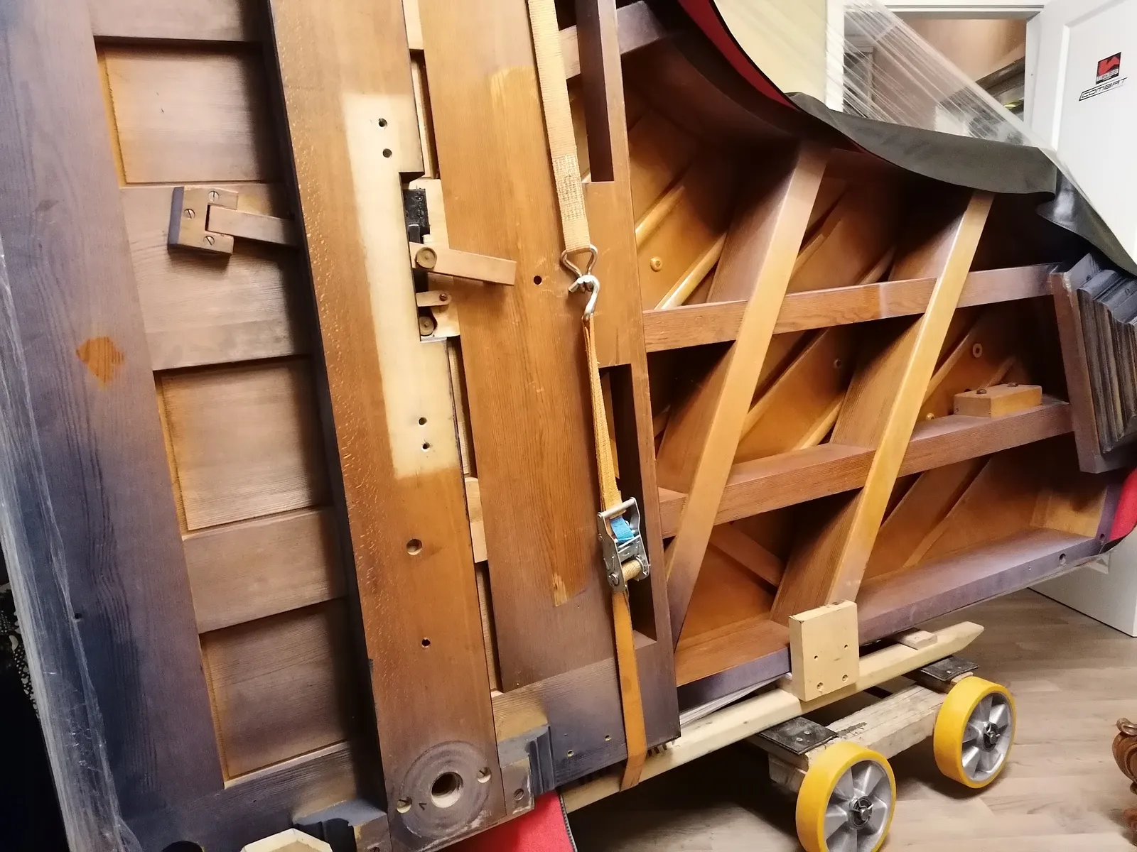 Fachgerecht auf Transportdolly gesichertes Klavier für den schonenden Transport