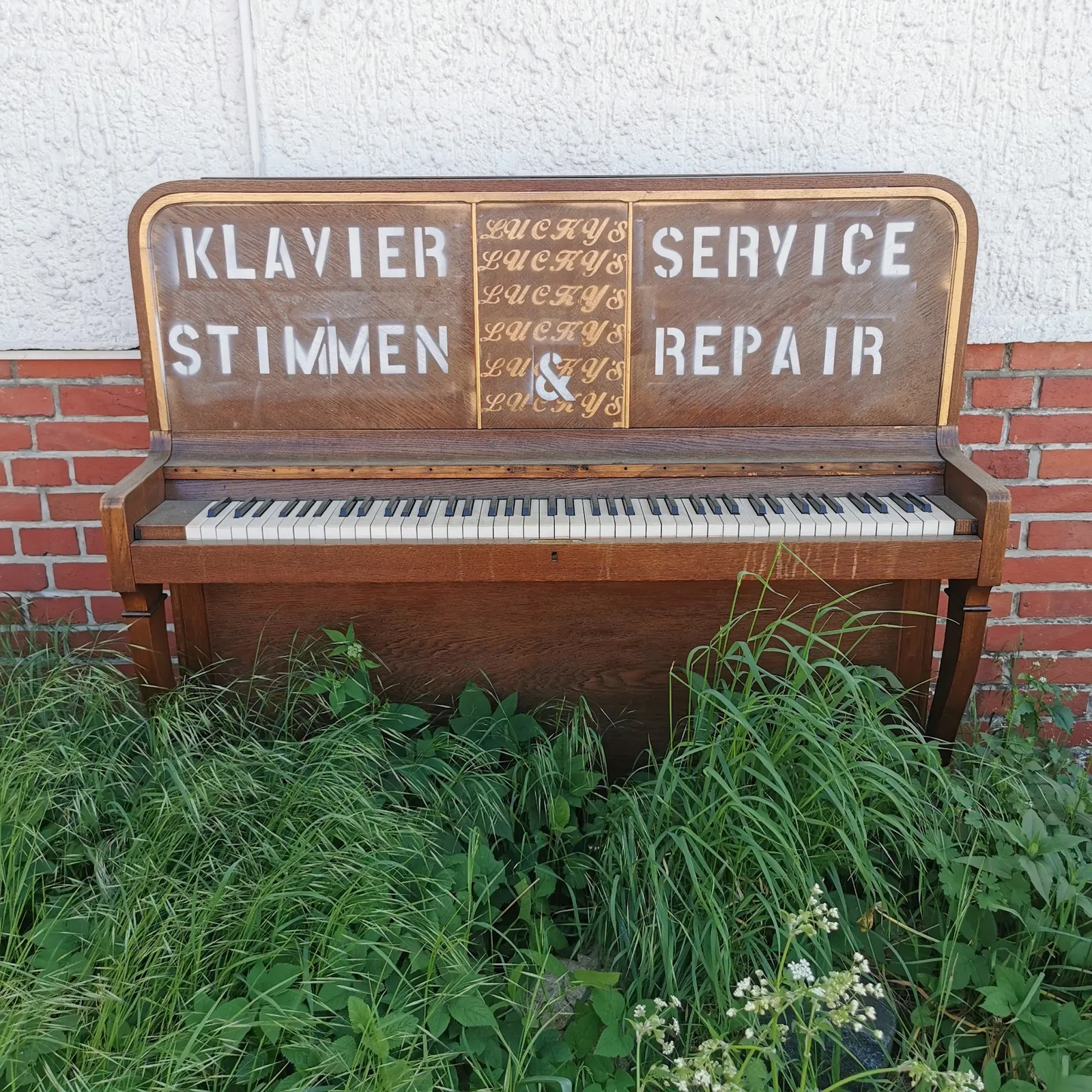 Handbemaltes Klavier mit dem Schriftzug Klavier Stimmen und Service
