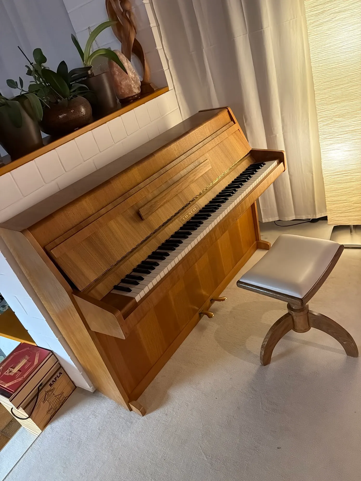 Aufbereitetes Ibach Klavier im Kundenwohnzimmer nach Lieferung und Stimmung