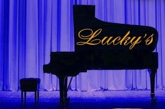 LUCKYs Schriftzug in Gold vor blauem Vorhang mit Fluegel